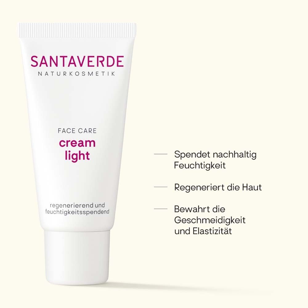Weiße Tube "cream light" mit Text. SANTAVERDE-Logo. Text: Spendet Feuchtigkeit, regeneriert die Haut, bewahrt Elastizität.