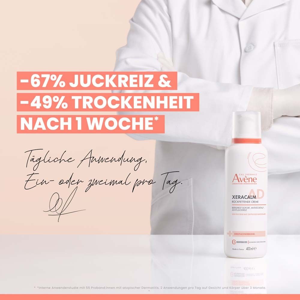 Person im Laborkittel hält eine Flasche. Text: -67% Juckreiz & -49% Trockenheit nach 1 Woche.