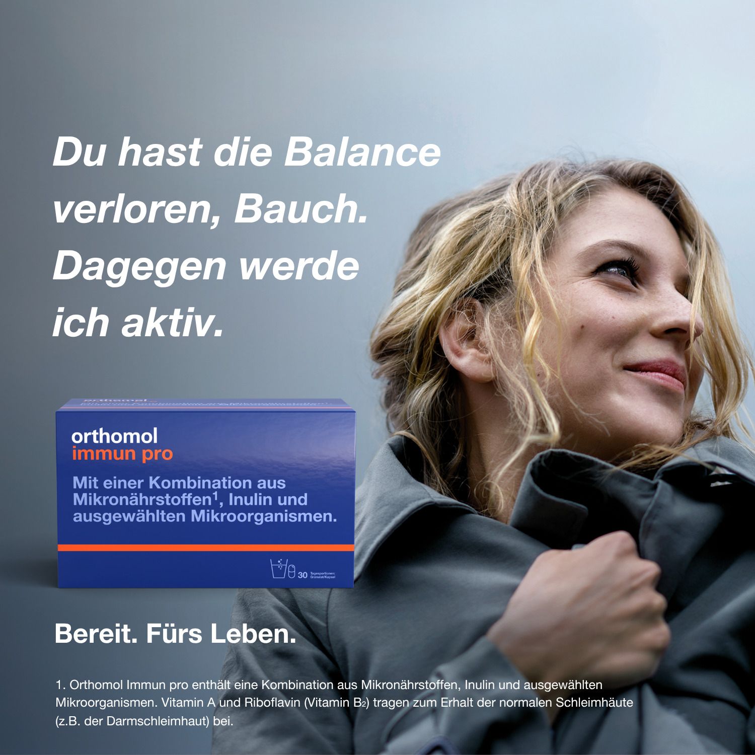 Frau lächelt. Im Hintergrund eine blaue Produktverpackung von Orthomol Immun pro.