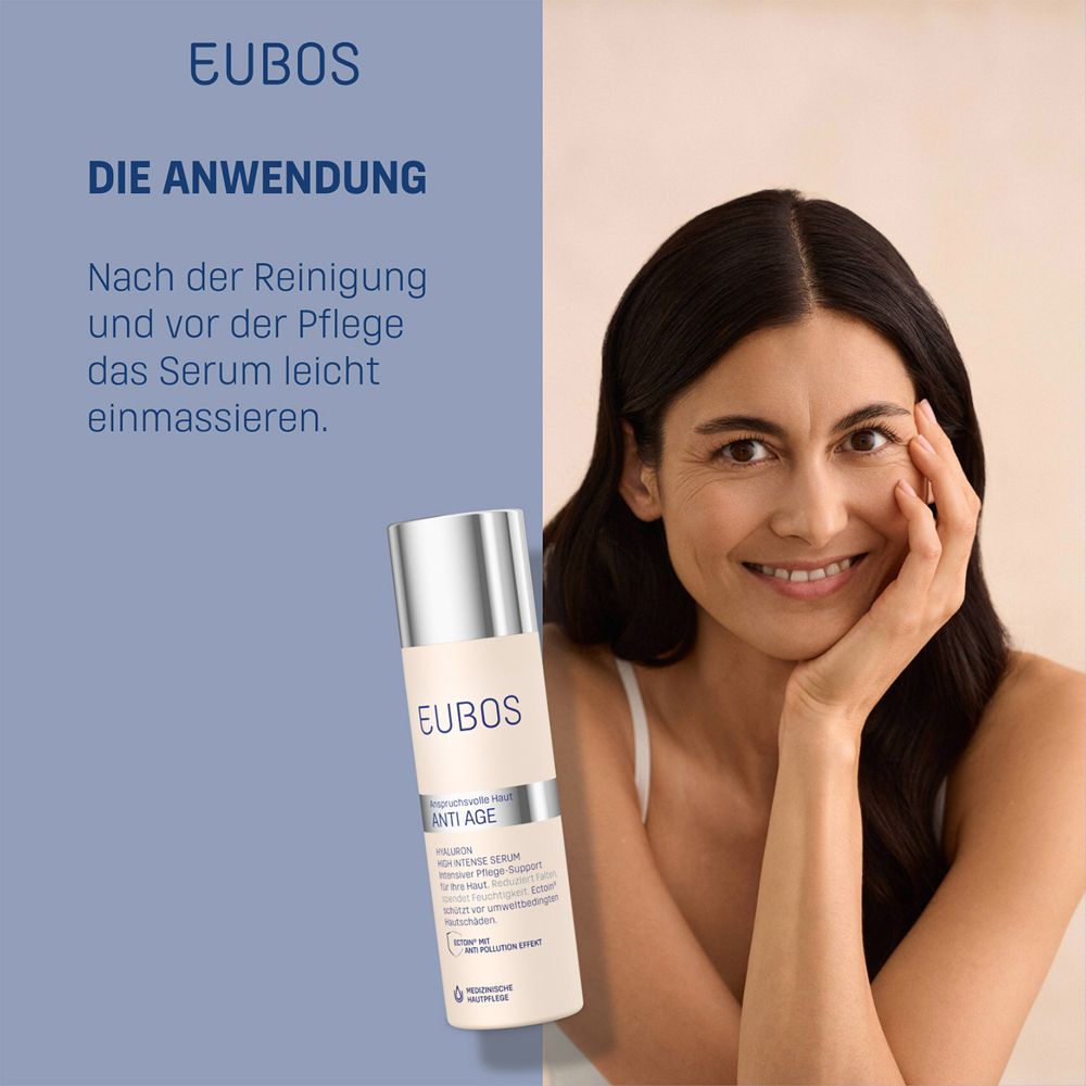 Frau hält EUBOS Serum. Text: Nach der Reinigung das Serum einmassieren. Auf blauem Hintergrund.
