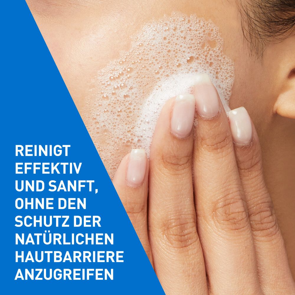 Hände reinigen Gesicht mit Schaum. Reinigt effektiv und sanft, ohne Hautbarriere anzugreifen.