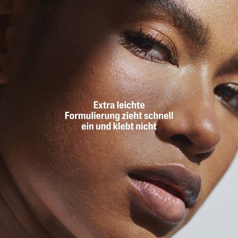 Nahaufnahme eines Gesichts. Text: Extra leichte Formulierung zieht schnell ein und klebt nicht.