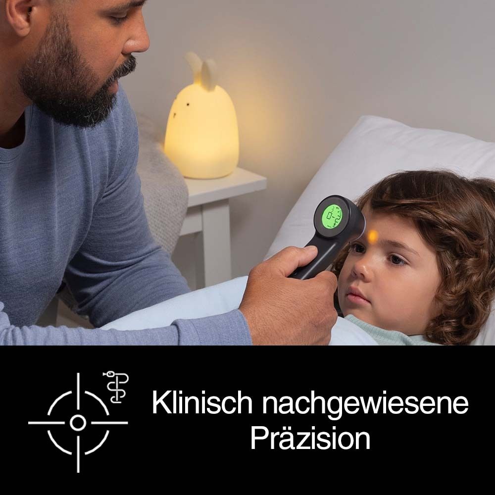 Ein Mann misst die Stirntemperatur eines Kindes mit einem digitalen Thermometer.