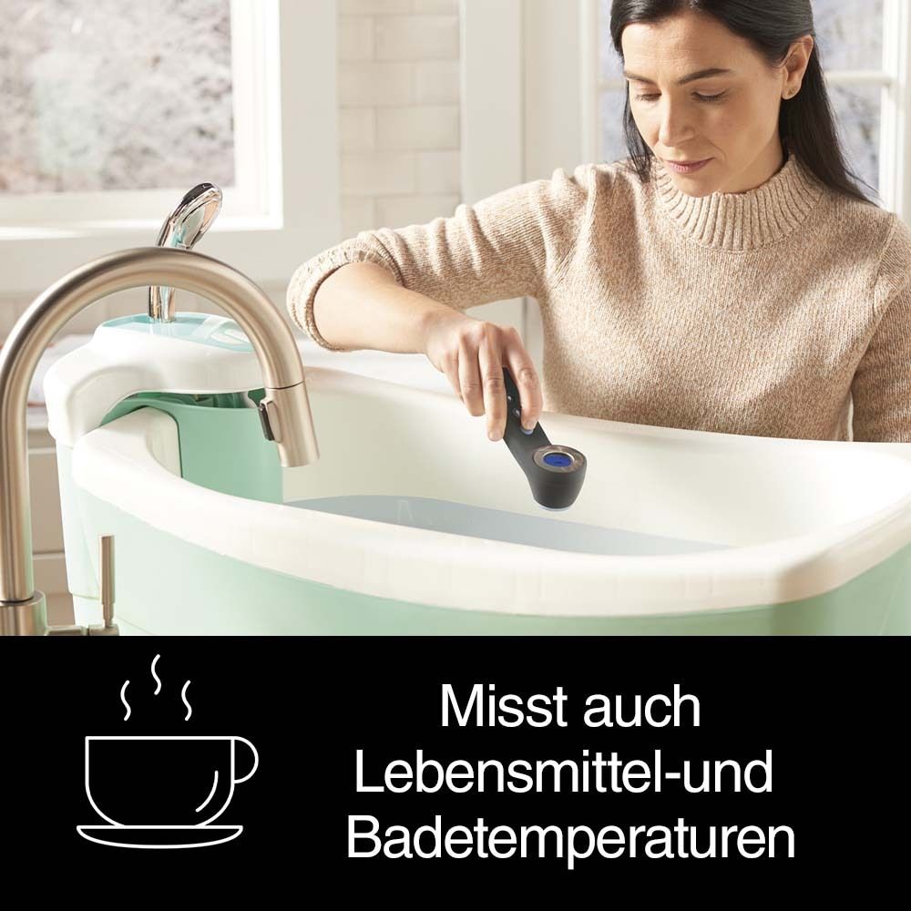 Ein Mann misst die Stirntemperatur eines Kindes mit einem digitalen Thermometer.