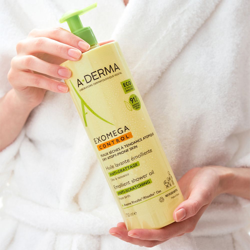 A-DERMA EXOMEGA CONTROL Duschöl. Gelbe Flasche mit grünem Pumpkopf. Hände halten die Flasche. Text: EXOMEGA CONTROL.