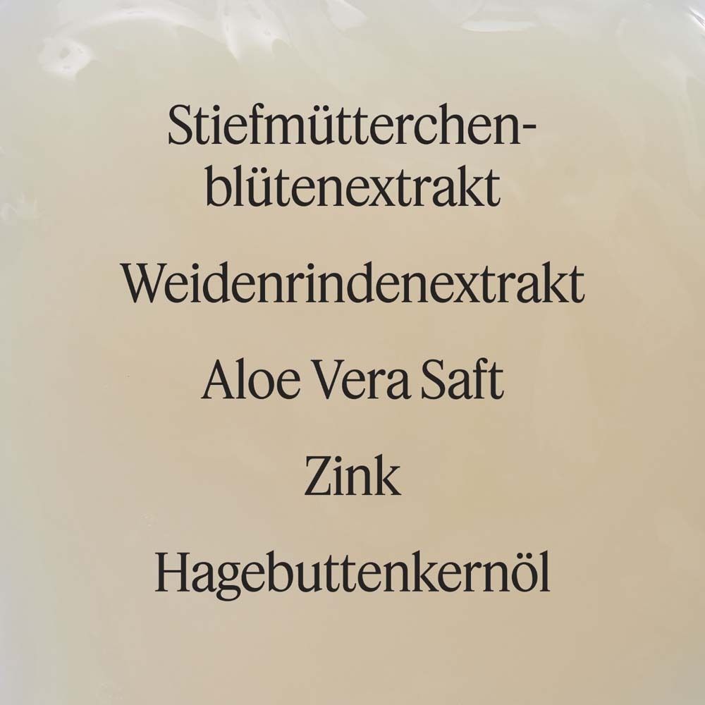 Text auf hellem Hintergrund. Zutaten: Stiefmütterchenblütenextrakt, Weidenrindenextrakt, Aloe Vera Saft, Zink, Hagebuttenkernöl.