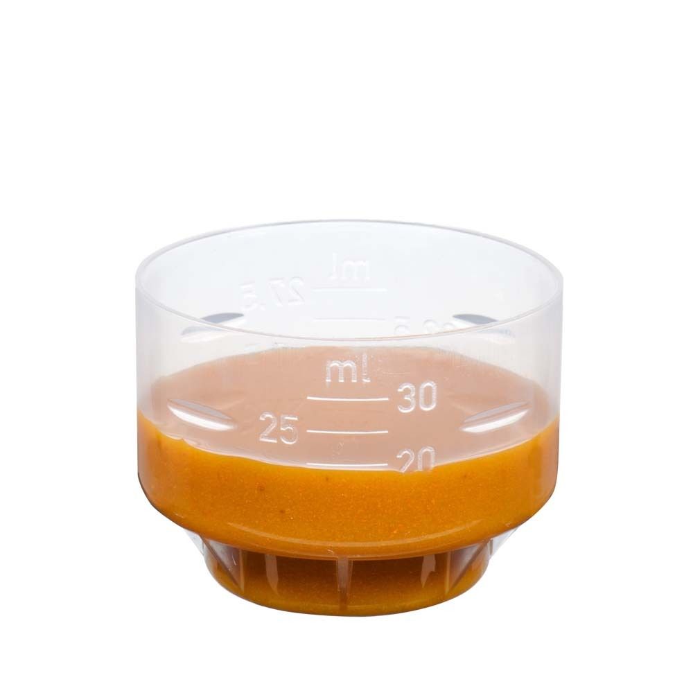 Messbecher mit Flüssigkeit. Skala von 20 bis 30 ml. Orangefarbene Flüssigkeit.