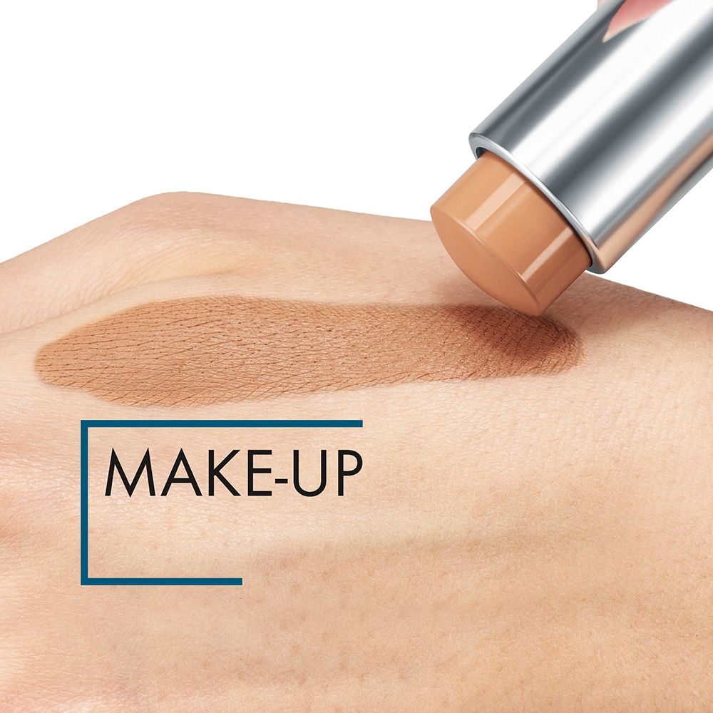 Make-up-Stift auf Haut aufgetragen. Farbton aufgetragen. Text: MAKE-UP.