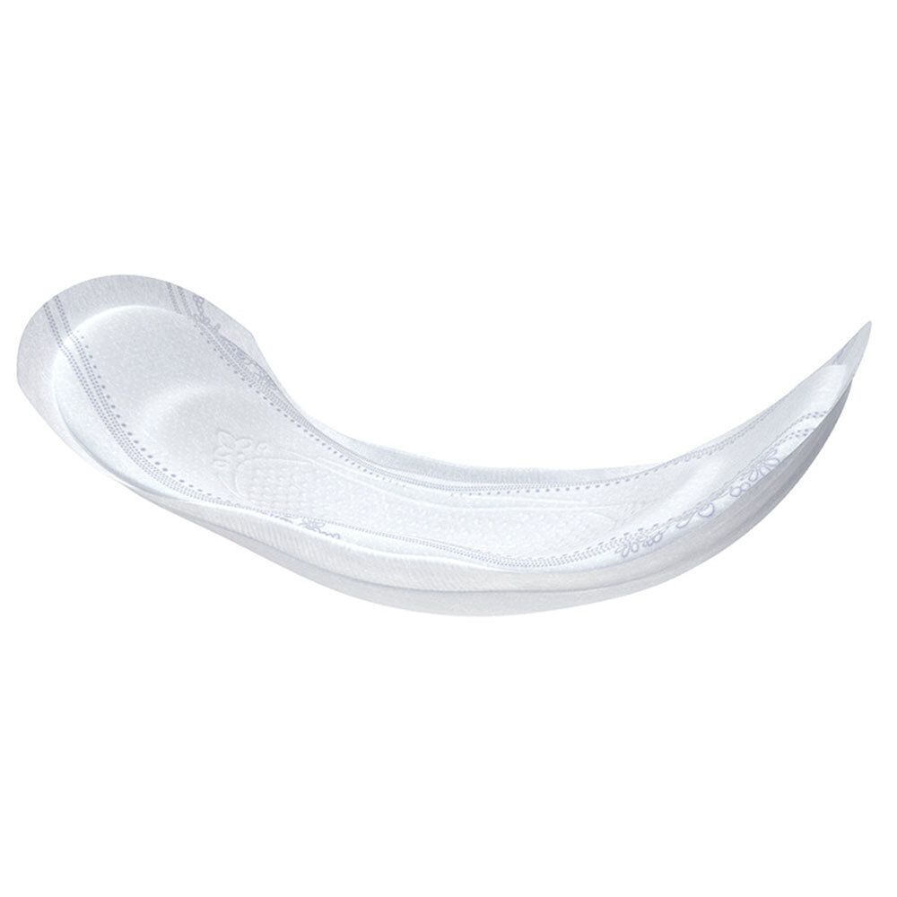 Weißer TENA® LADY Discreet EXTRA. Anatomisch geformt, mit weißem Muster. Auf weißem Hintergrund.