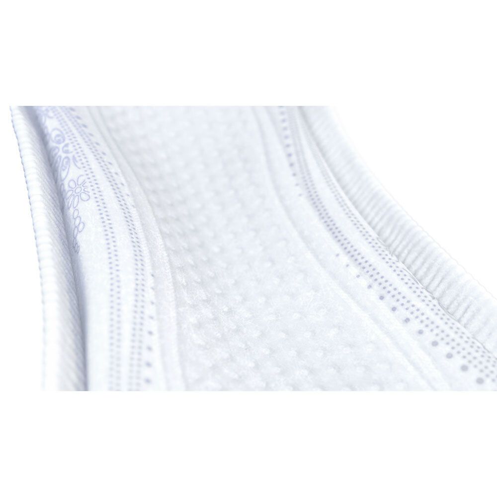 Nahaufnahme von TENA® LADY Discreet EXTRA. Weiß, mit Muster. Auf weißem Hintergrund.