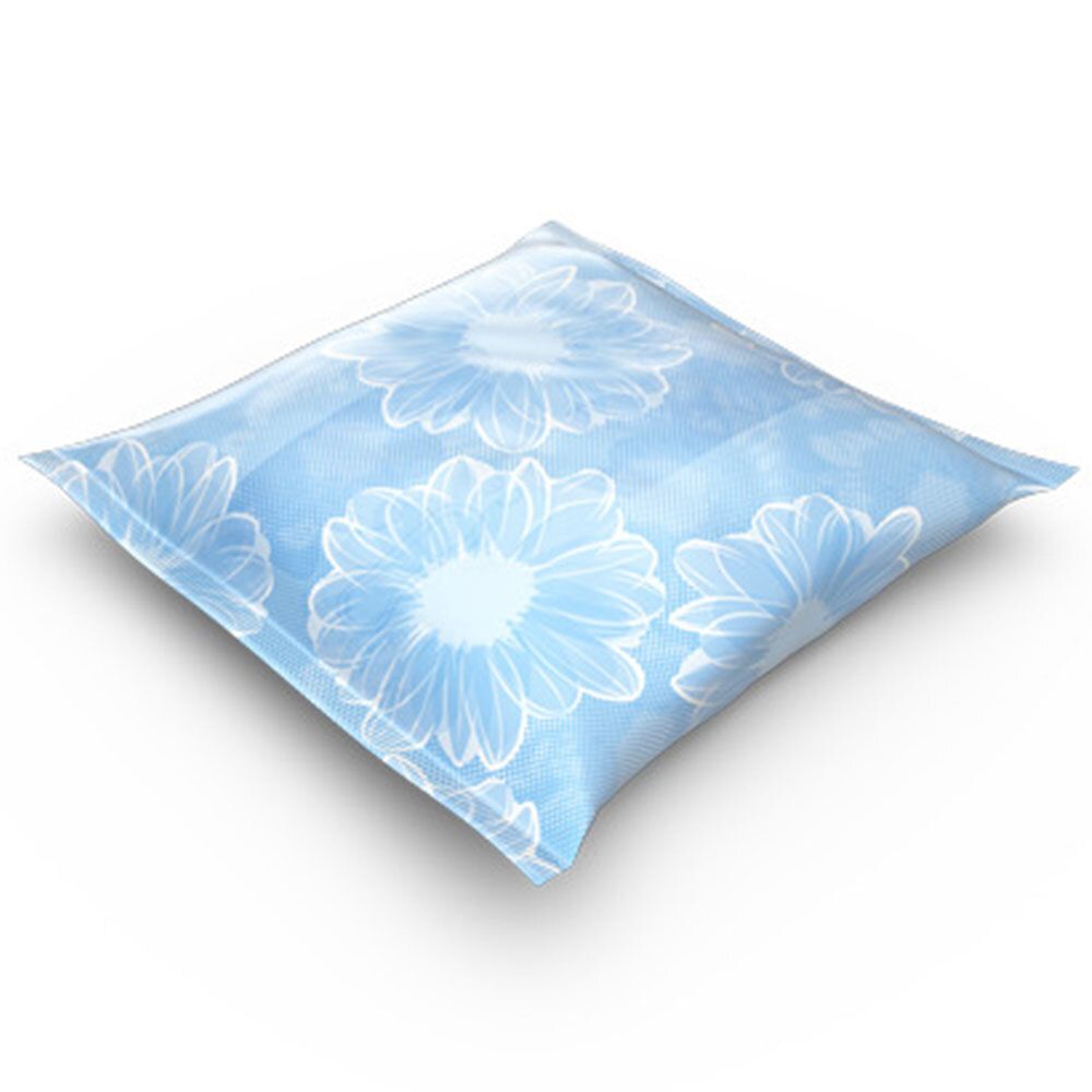 Blau-weißes Kissen mit Blumendesign. Quadratisch, mit Schatten.