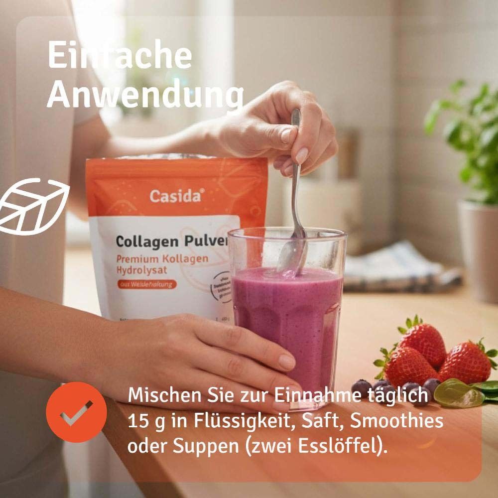Frau mischt Casida® Collagen Pulver in Glas. Erdbeeren, Blaubeeren. 15g in Flüssigkeit, Saft, Smoothie oder Suppe.