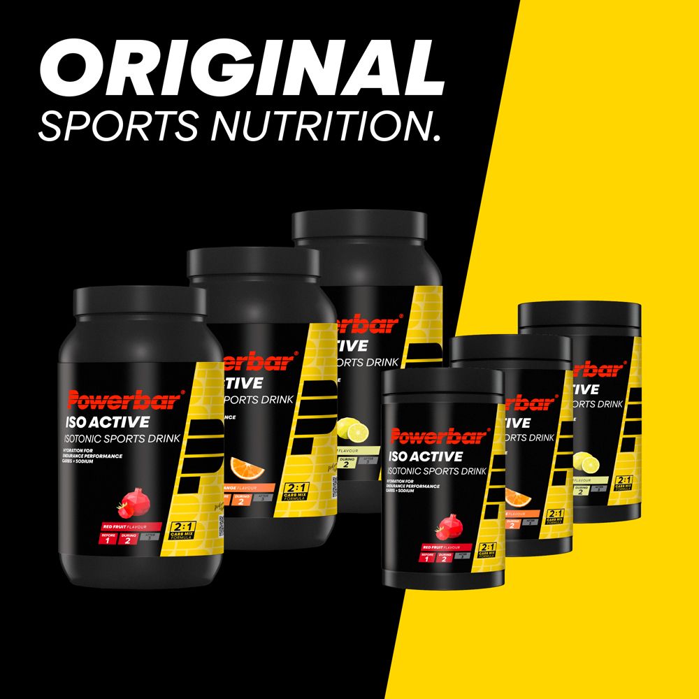 Mehrere Dosen PowerBar® Isoactive in verschiedenen Geschmacksrichtungen. Aufschrift: ORIGINAL SPORTS NUTRITION. Gelber Hintergrund.