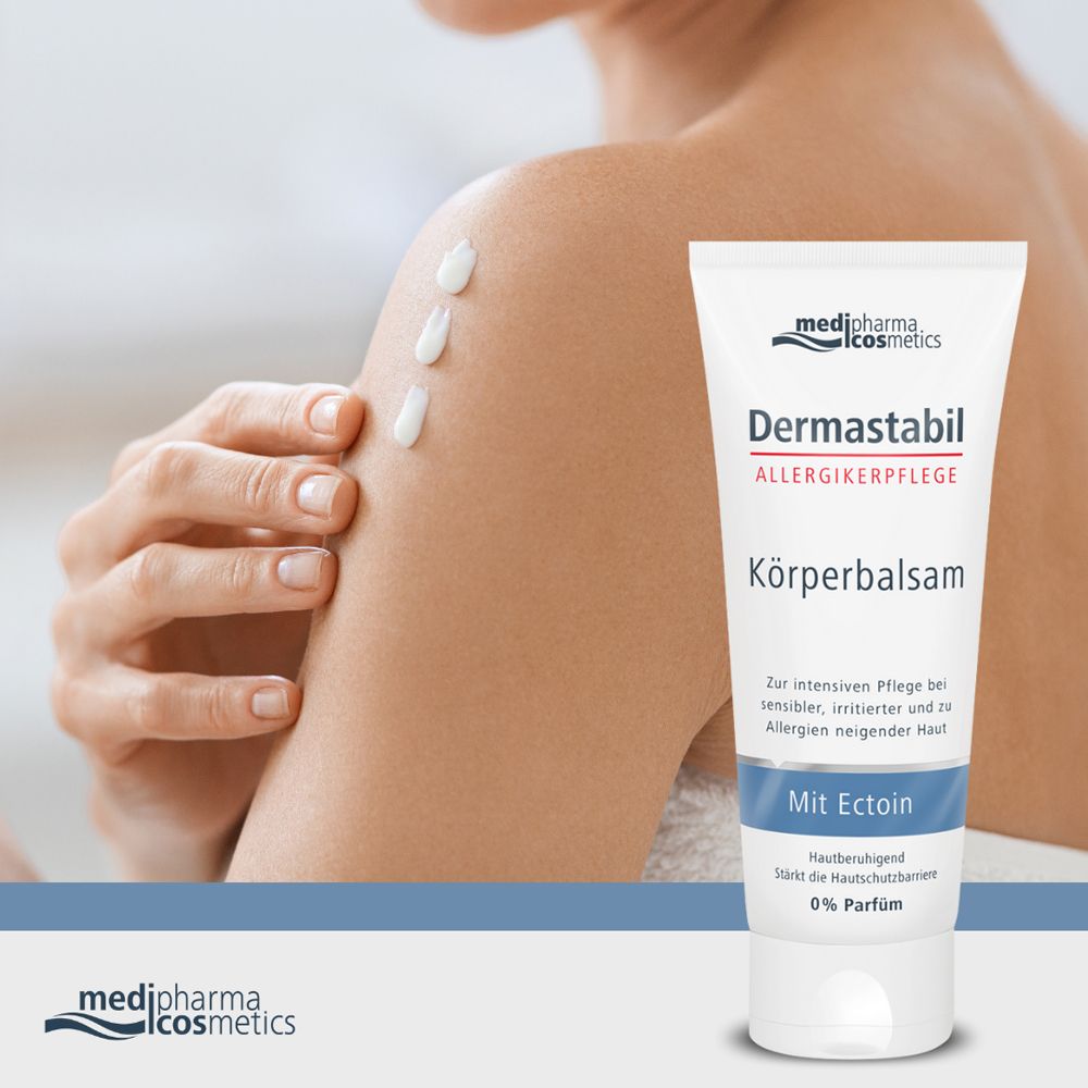 Frau trägt Körperbalsam auf. Daneben Tube mit Aufschrift: Dermastabil, Allergikerpflege, Körperbalsam. Mit Ectoin, 0% Parfum.