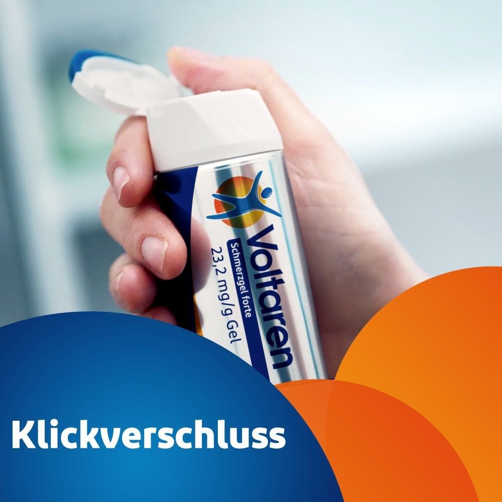 Hand hält Voltaren Schmerzgel forte Tube mit Klickverschluss.
