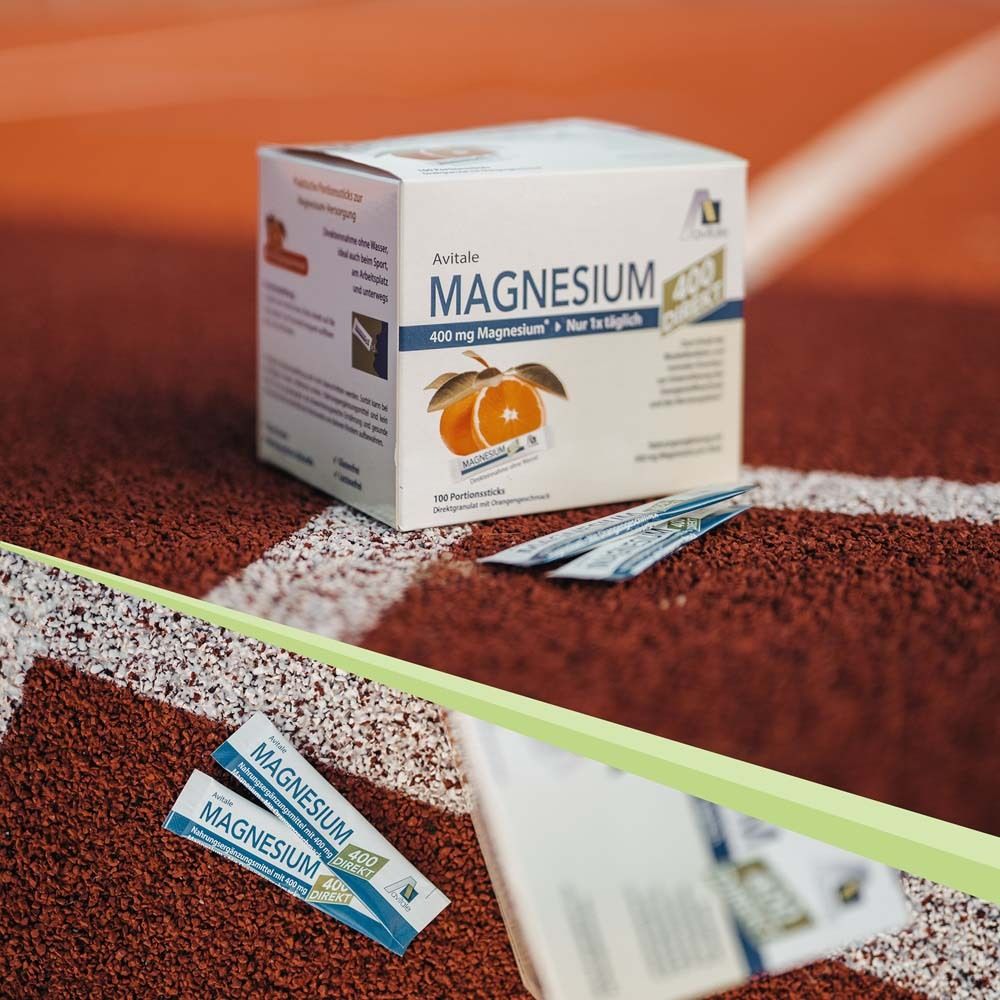 Avitale Magnesium 400 DIREKT Packung und Sticks auf rotem Untergrund. Text: Magnesium 400 DIREKT.