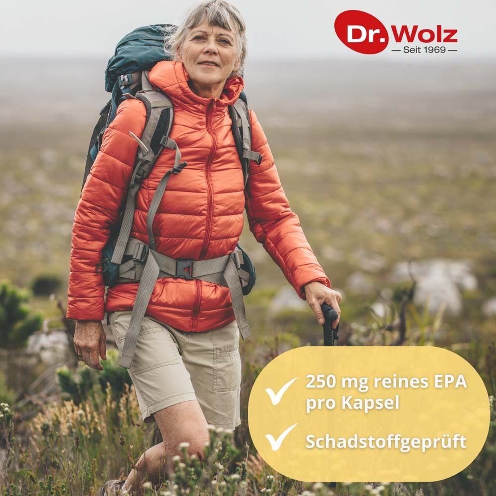 Frau mit Rucksack wandert. Text: 250 mg reines EPA pro Kapsel. Schadstoffgeprüft. Marke Dr. Wolz.
