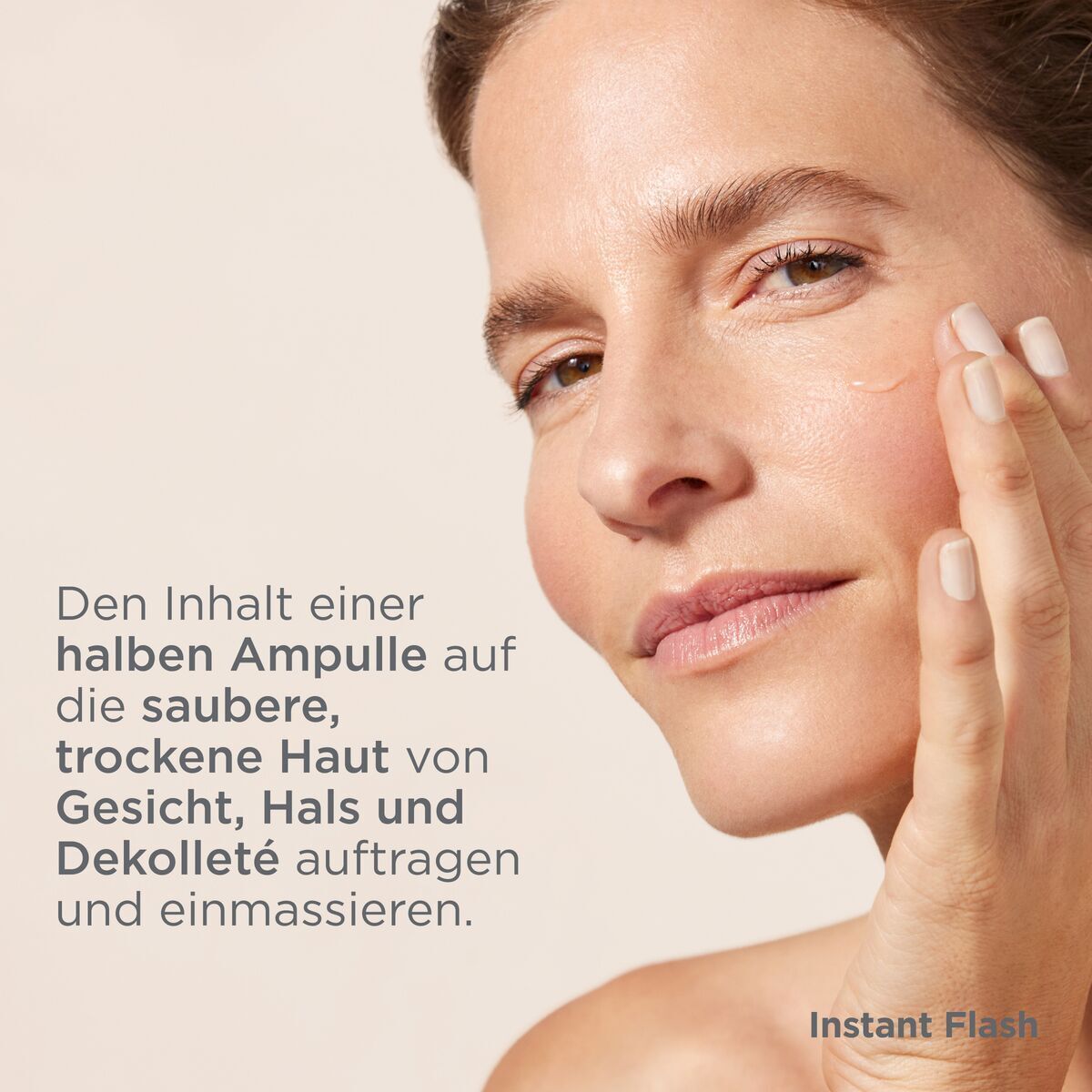 Frau trägt Serum auf. Text: Inhalt einer halben Ampulle auf Gesicht, Hals und Dekolleté auftragen und einmassieren.