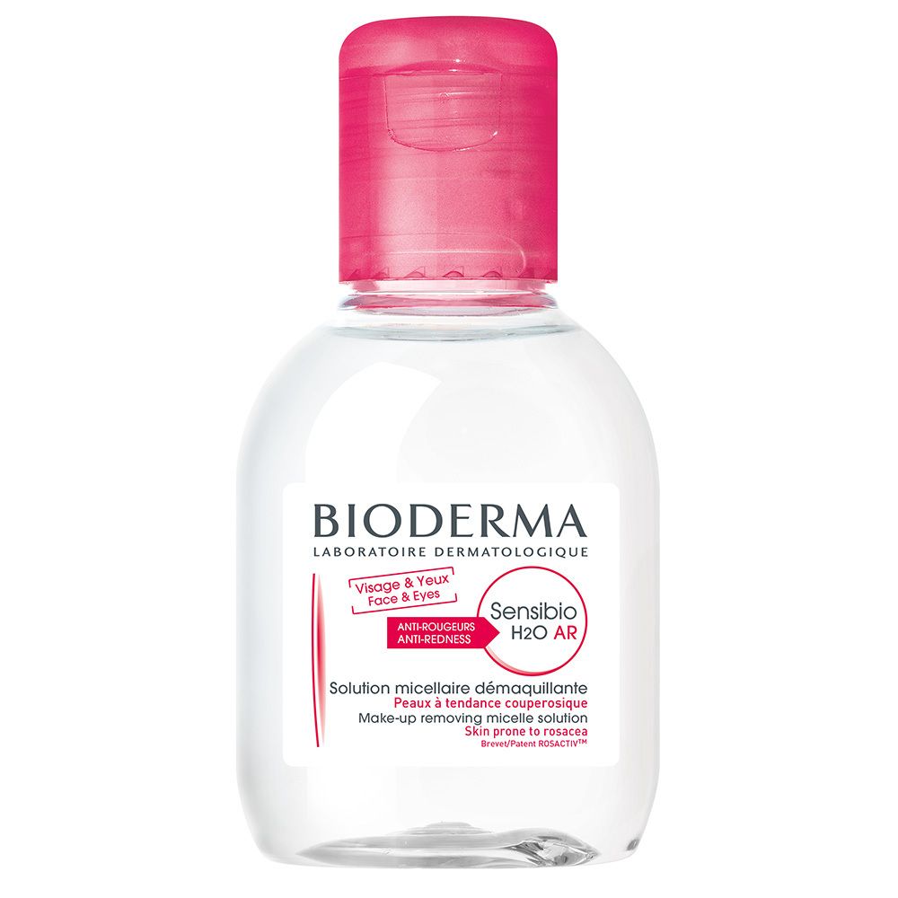 Klare Flüssigkeit in einer Flasche mit rosa Verschluss. Auf dem Etikett steht BIODERMA Sensibio H2O AR.