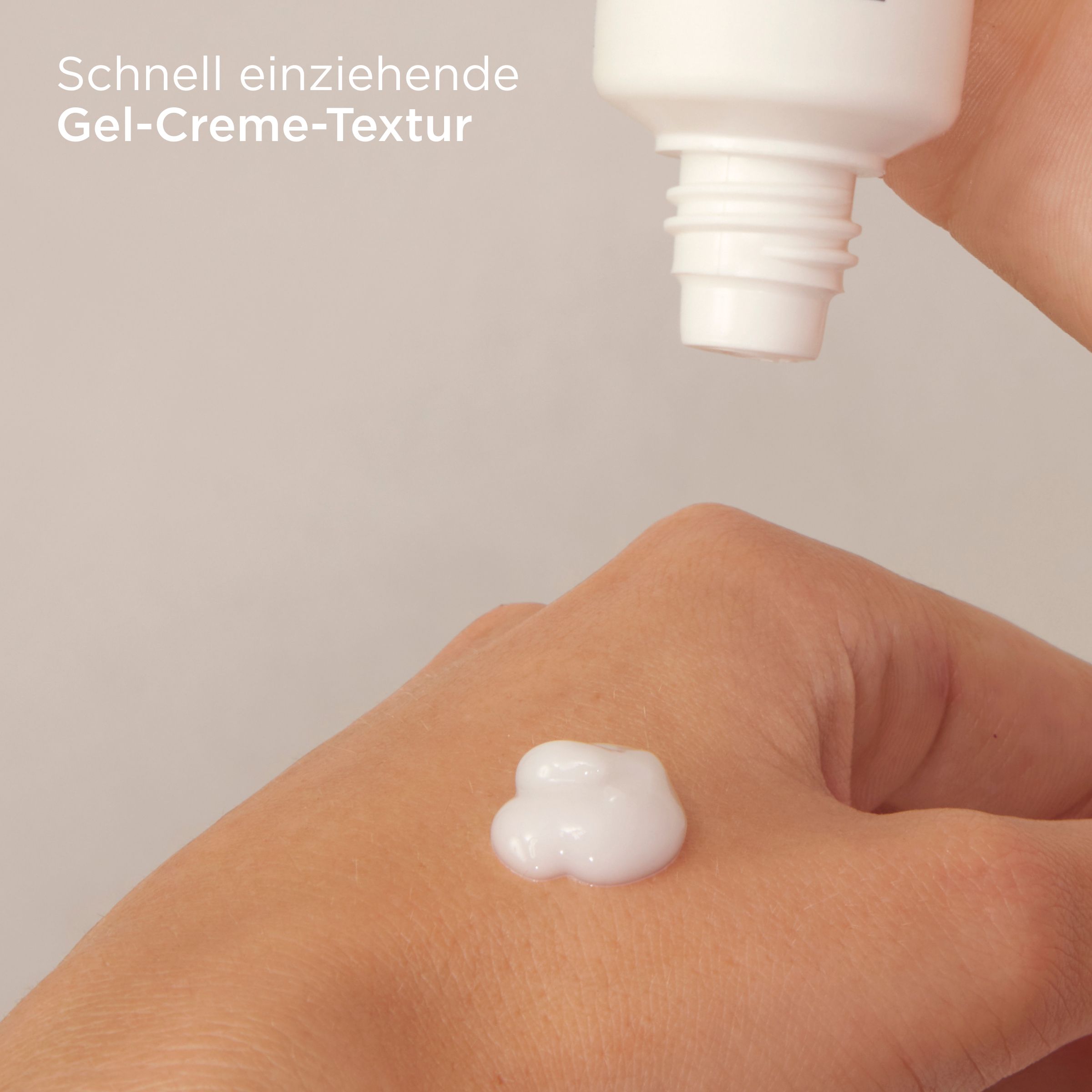 Gel-Creme-Textur auf Hand. Weiß. Nahaufnahme.