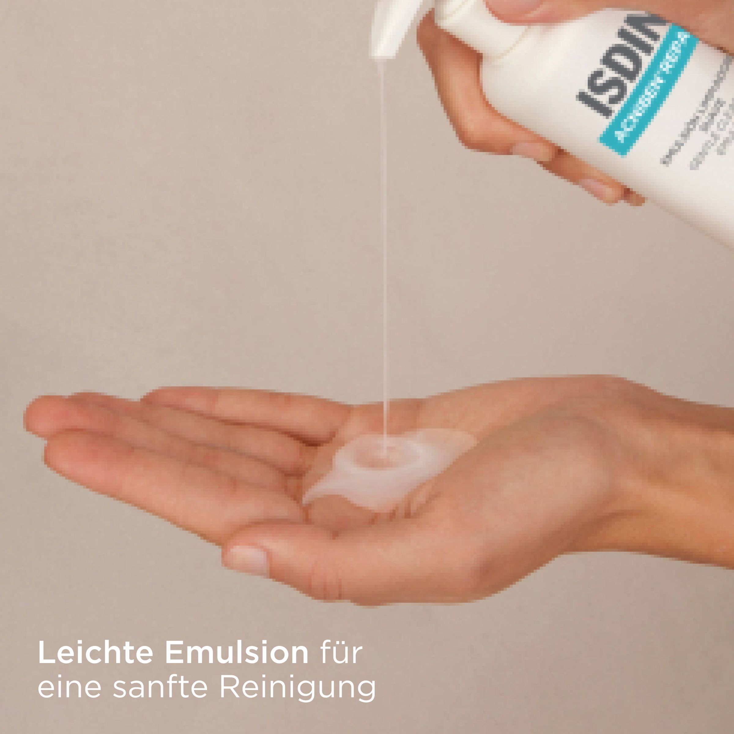 Hand mit Produkt. Flüssigkeit wird aus einer Flasche in die Hand gegossen.