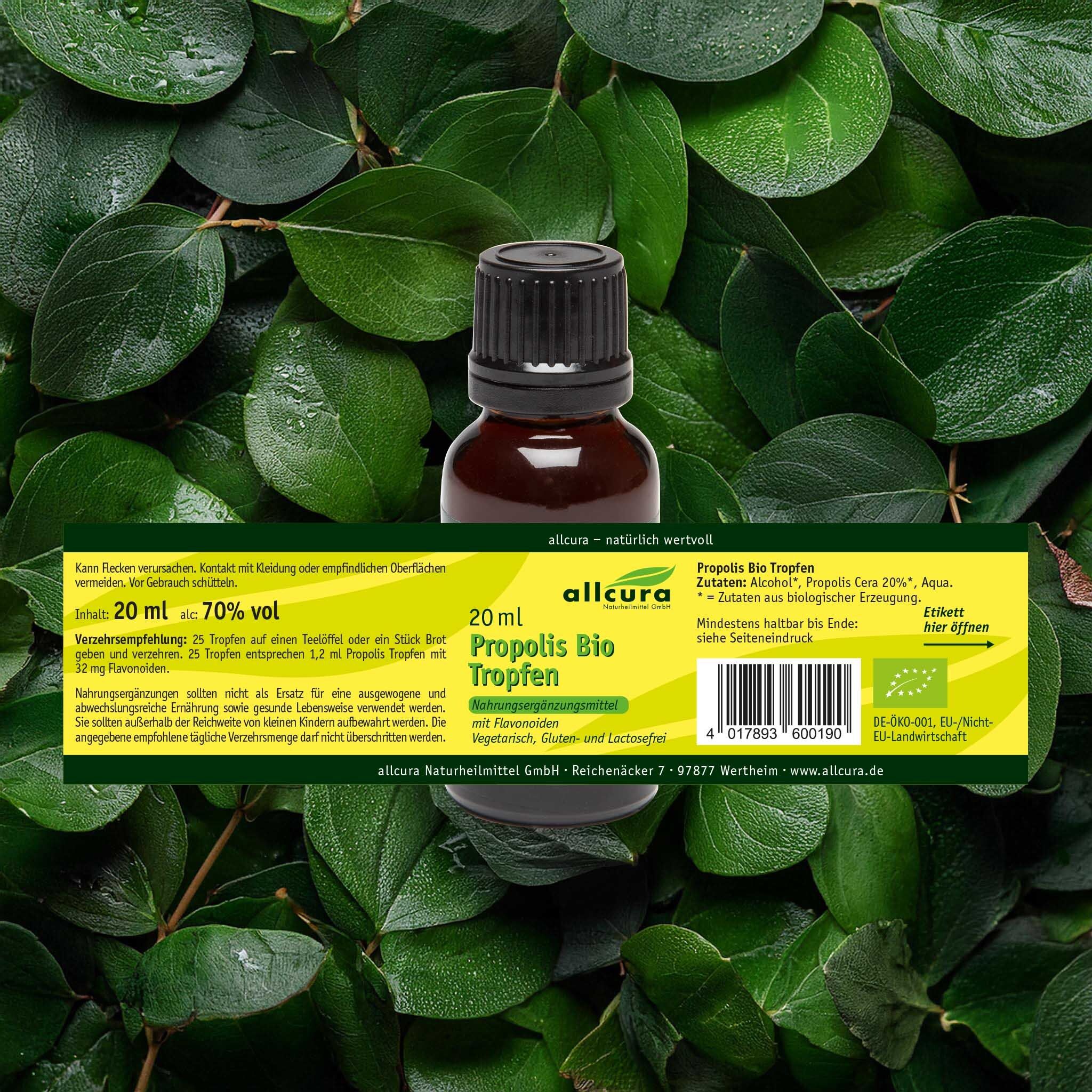Braune Glasflasche mit schwarzem Deckel, auf grünen Blättern. Etikett mit Produktinformationen. Aufschrift: allcura Propolis Bio Tropfen.