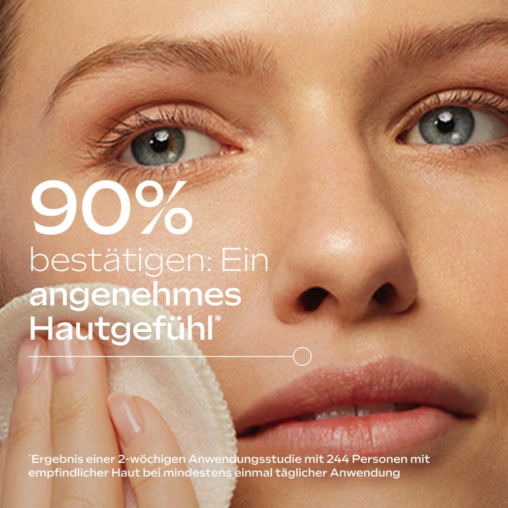 Nahaufnahme eines Gesichts, das sich mit einem Wattepad reinigt. Text: 90% bestätigen ein angenehmes Hautgefühl.