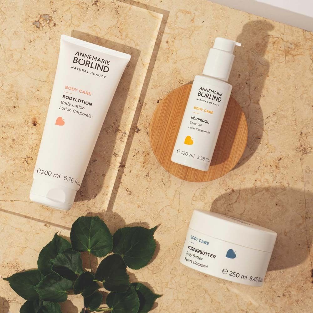 Drei Produkte: Bodylotion, Körperöl und Körperbutter. Text: ANNEMARIE BÖRLIND, BODY CARE.