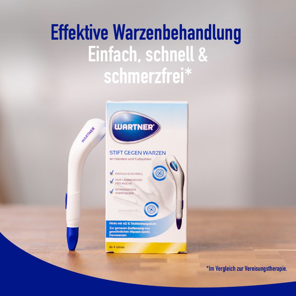 Produktverpackung und Stift gegen Warzen. Aufschrift: Einfach, schnell & schmerzfrei. Produkt auf Holzuntergrund.