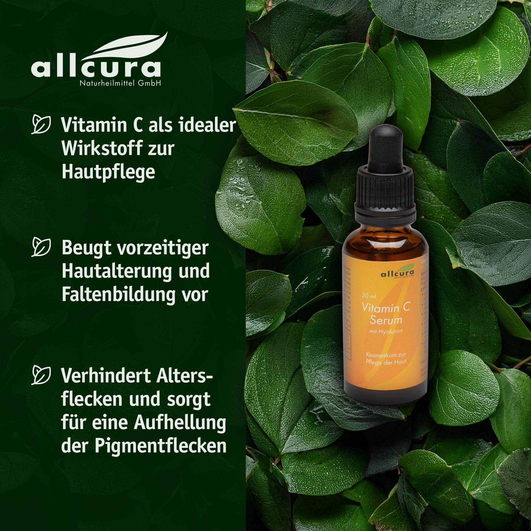 Flasche "allcura Vitamin C Serum" auf Blättern. Text: Vitamin C, beugt Hautalterung vor, verhindert Altersflecken.