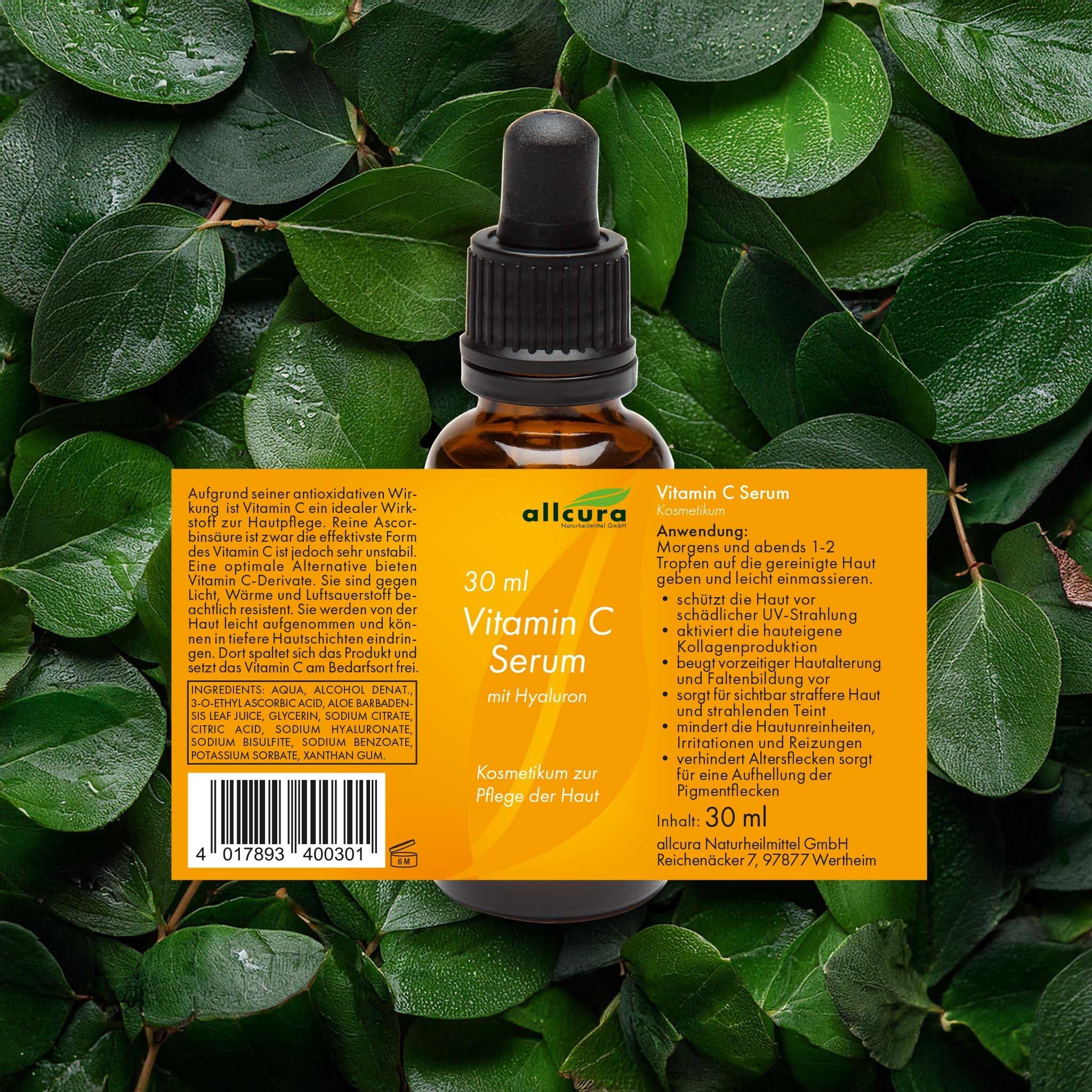 Flasche "allcura Vitamin C Serum" auf Blättern. Etikett mit Inhaltsstoffen und Anwendungshinweisen.