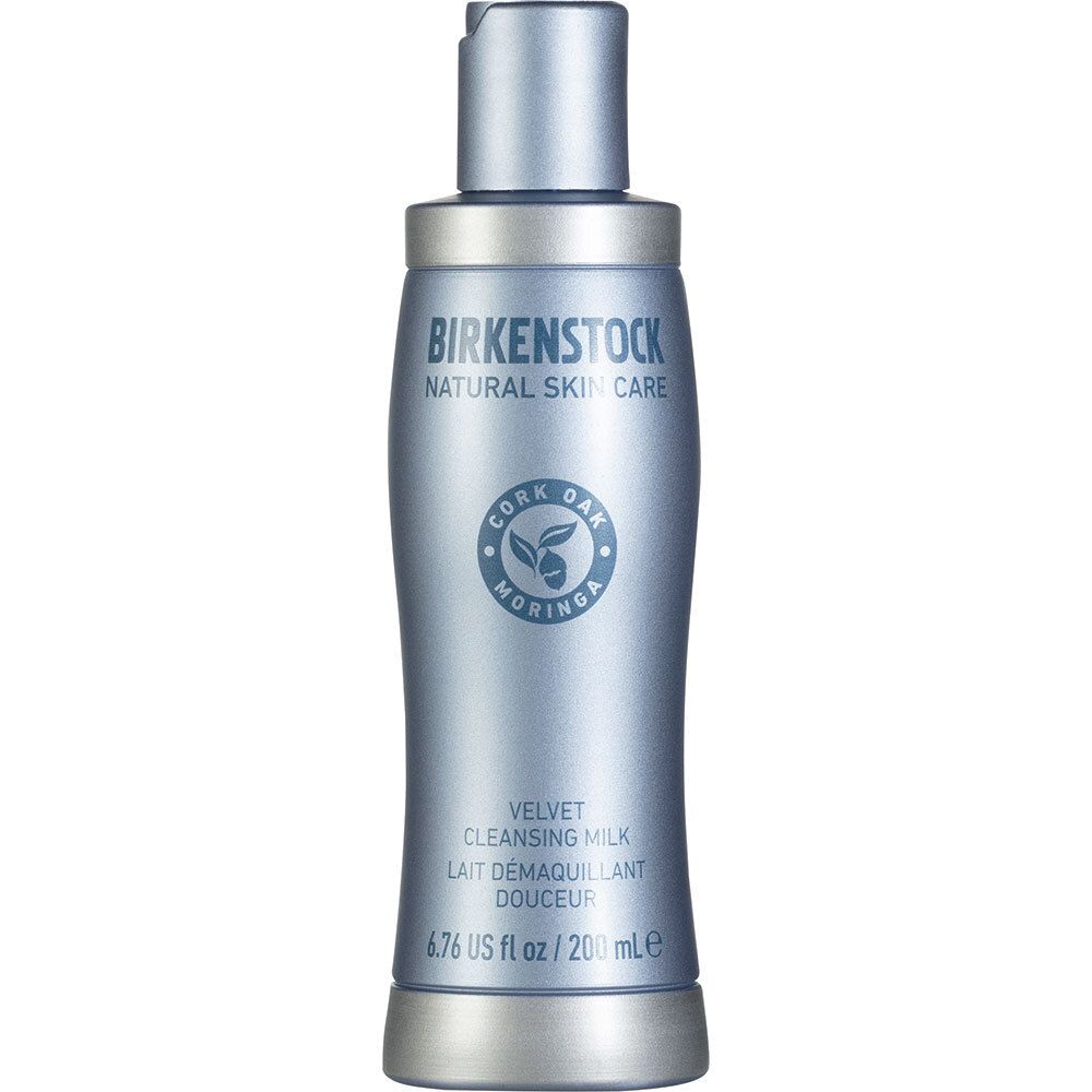 Blau-silberne Flasche mit Birkenstock-Logo und Produktbezeichnung. Enthält „Velvet Cleansing Milk“ und „Lait Démaquillant Douceur“.