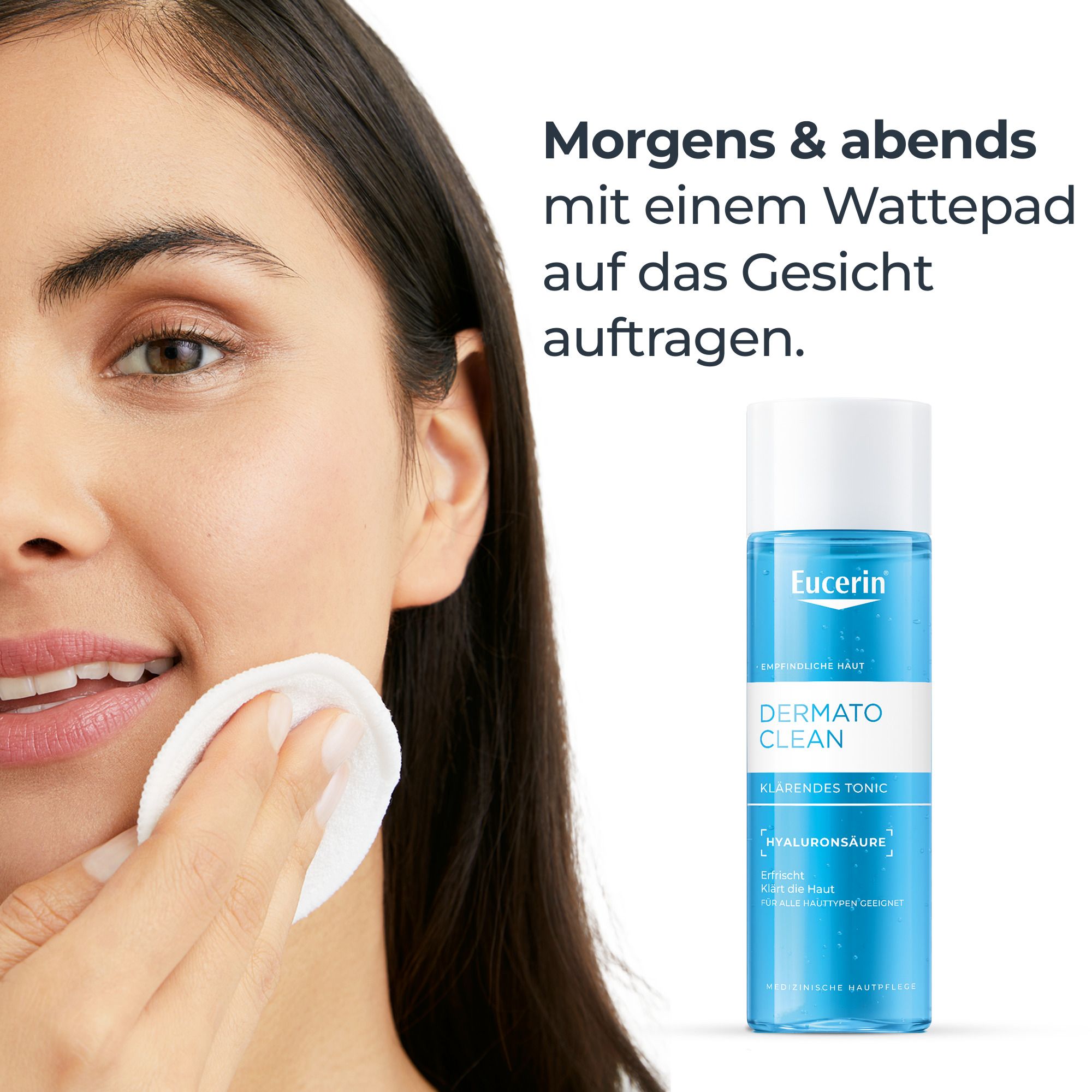 Frau trägt Gesichtswasser mit Wattepad auf. Eucerin DermatoClean. Text: Morgens & abends auftragen.