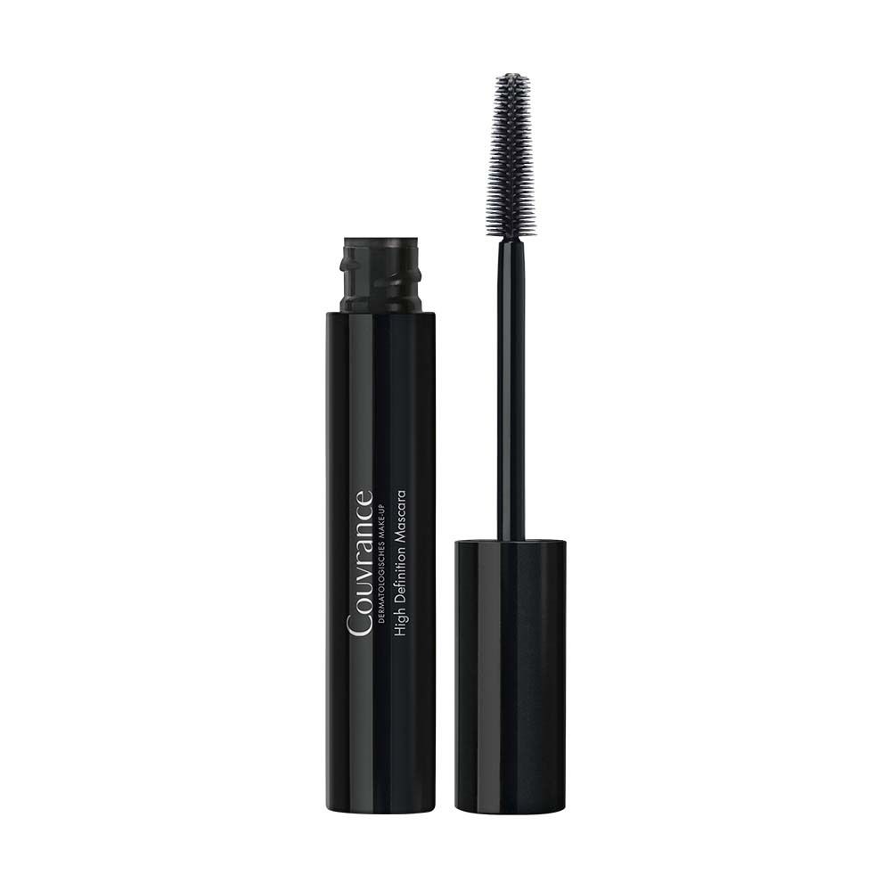 Schwarze Mascara-Tube mit Bürste. Produktname und Marke sind sichtbar.
