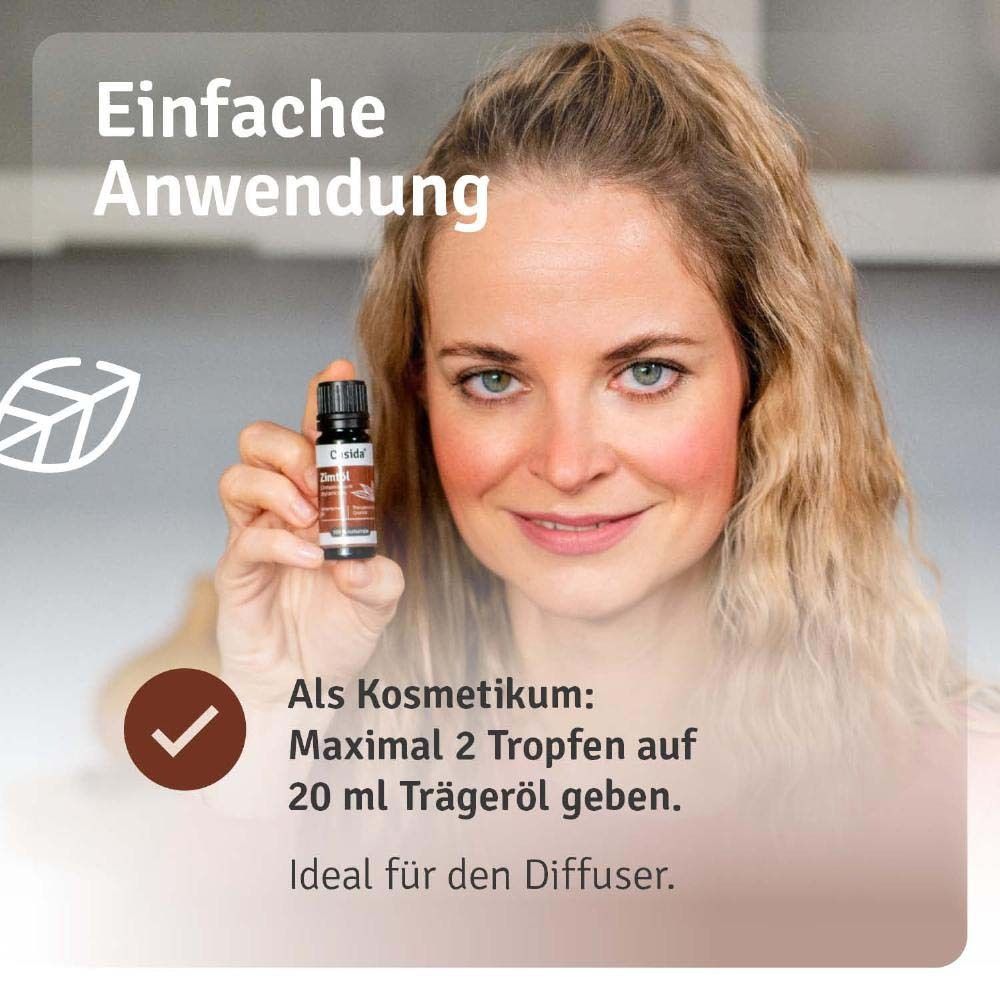 Frau hält Produktflasche. Als Kosmetikum: Max. 2 Tropfen auf 20 ml Trägeröl geben. Ideal für den Diffuser.