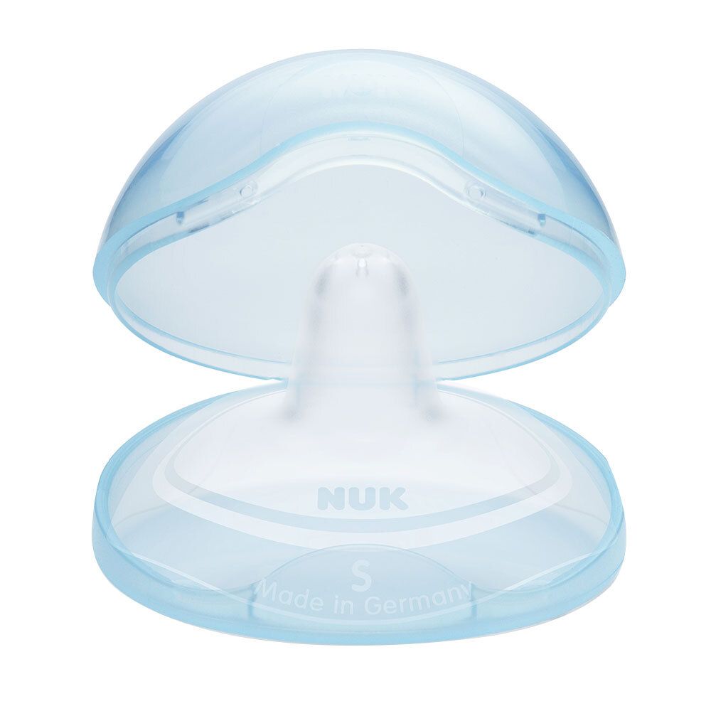Brusthütchen mit Schutzdose, transparentes Silikon. NUK-Logo und Größe S sichtbar. Hergestellt in Deutschland.