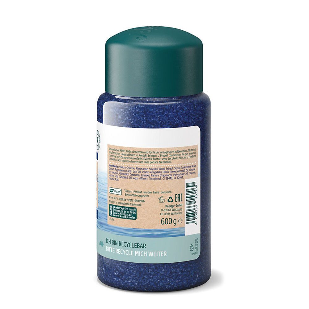 Rückseite einer Flasche mit blauen Badekristallen. Text: Kneipp Badekristalle. Inhaltsstoffe und Anwendungshinweise.