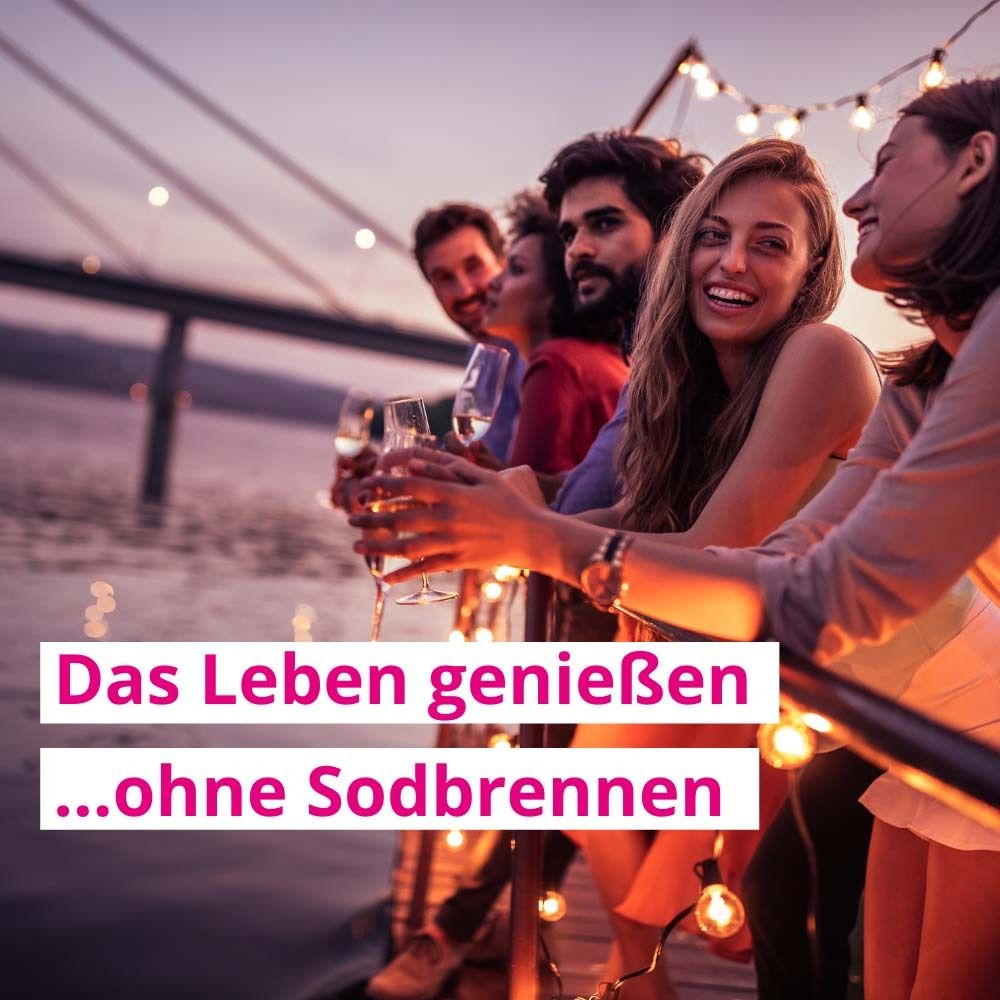 Gruppe von Menschen am Wasser. Text: Das Leben genießen...ohne Sodbrennen.