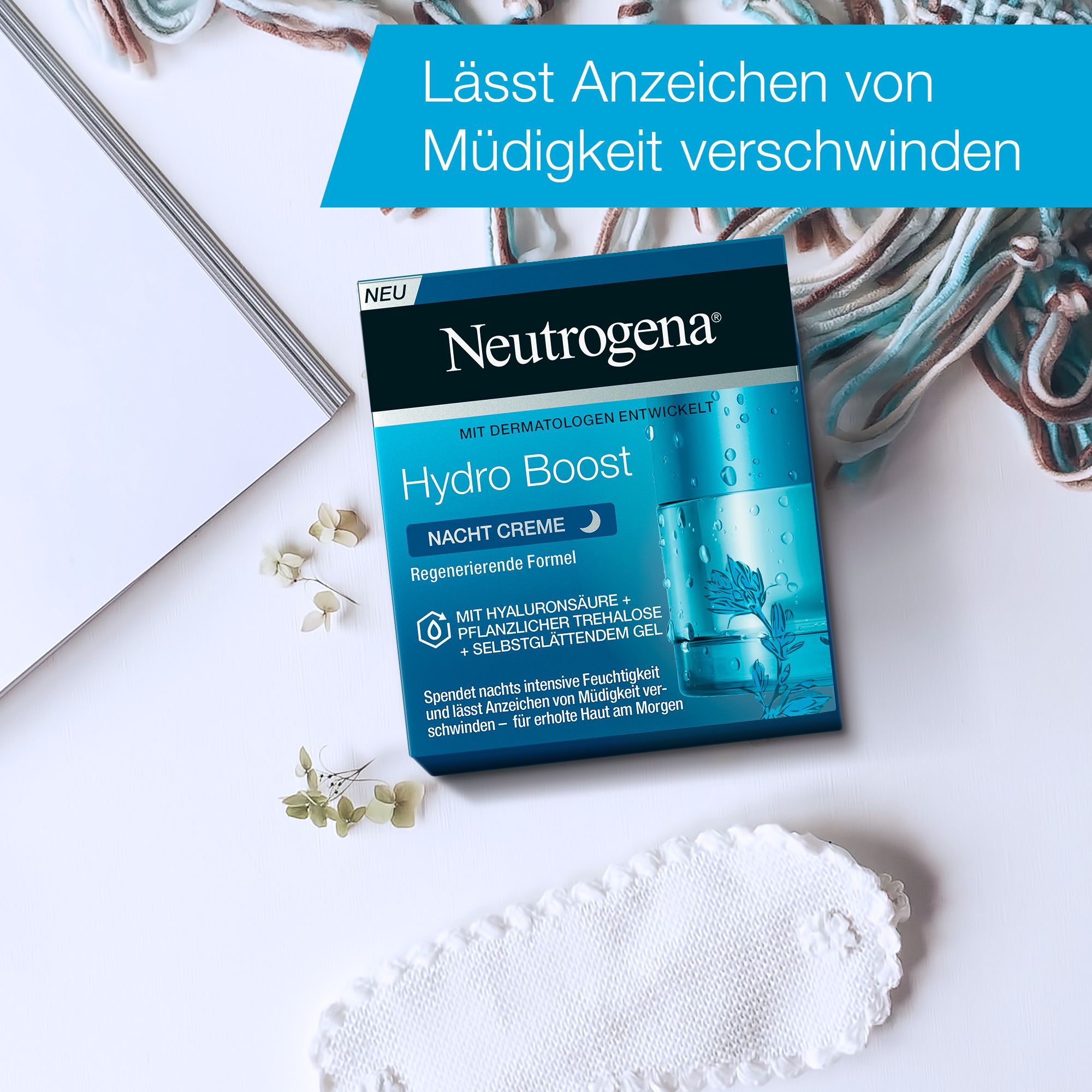 Produktverpackung auf Tisch. Text: Lässt Anzeichen von Müdigkeit verschwinden. Neutrogena Hydro Boost Nachtcreme.