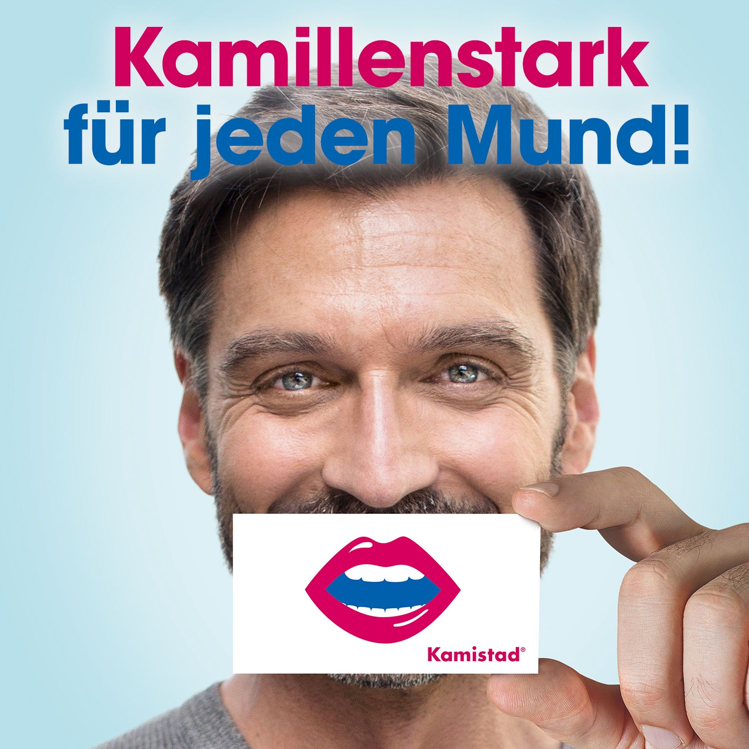 Mann hält Karte mit Kamistad-Logo und Mund-Symbol. Text: Kamillenstark für jeden Mund!