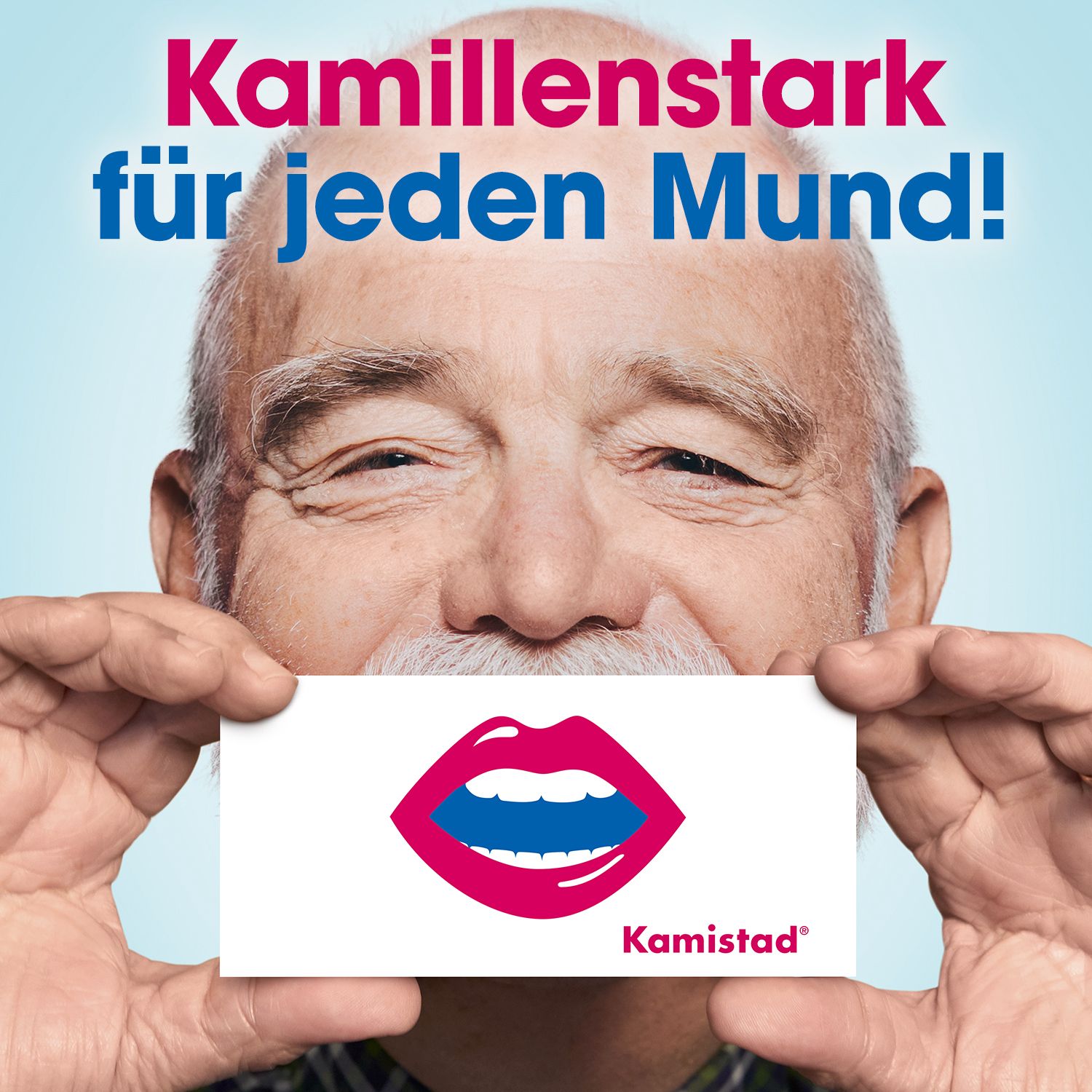 Älterer Mann hält Karte mit Kamistad-Logo und Mund-Symbol. Text: Kamillenstark für jeden Mund!