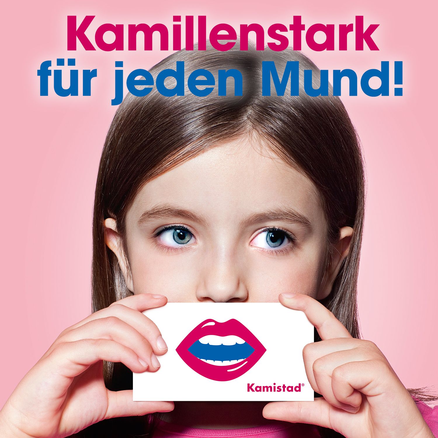 Kind hält Karte mit Kamistad-Logo und Mund-Symbol. Text: Kamillenstark für jeden Mund!