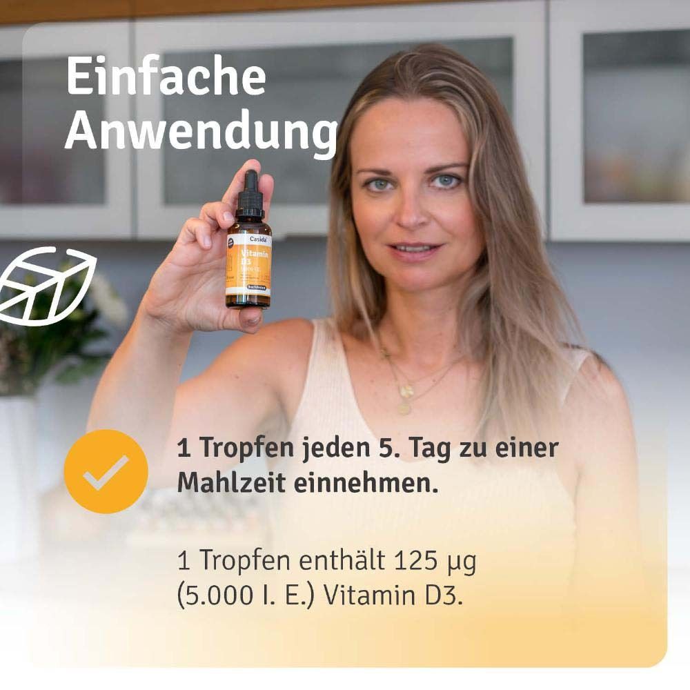 Frau hält Flasche. Text: Einfache Anwendung. 1 Tropfen jeden 5. Tag zu einer Mahlzeit einnehmen. 1 Tropfen enthält 125 µg (5.000 I. E.) Vitamin D3.