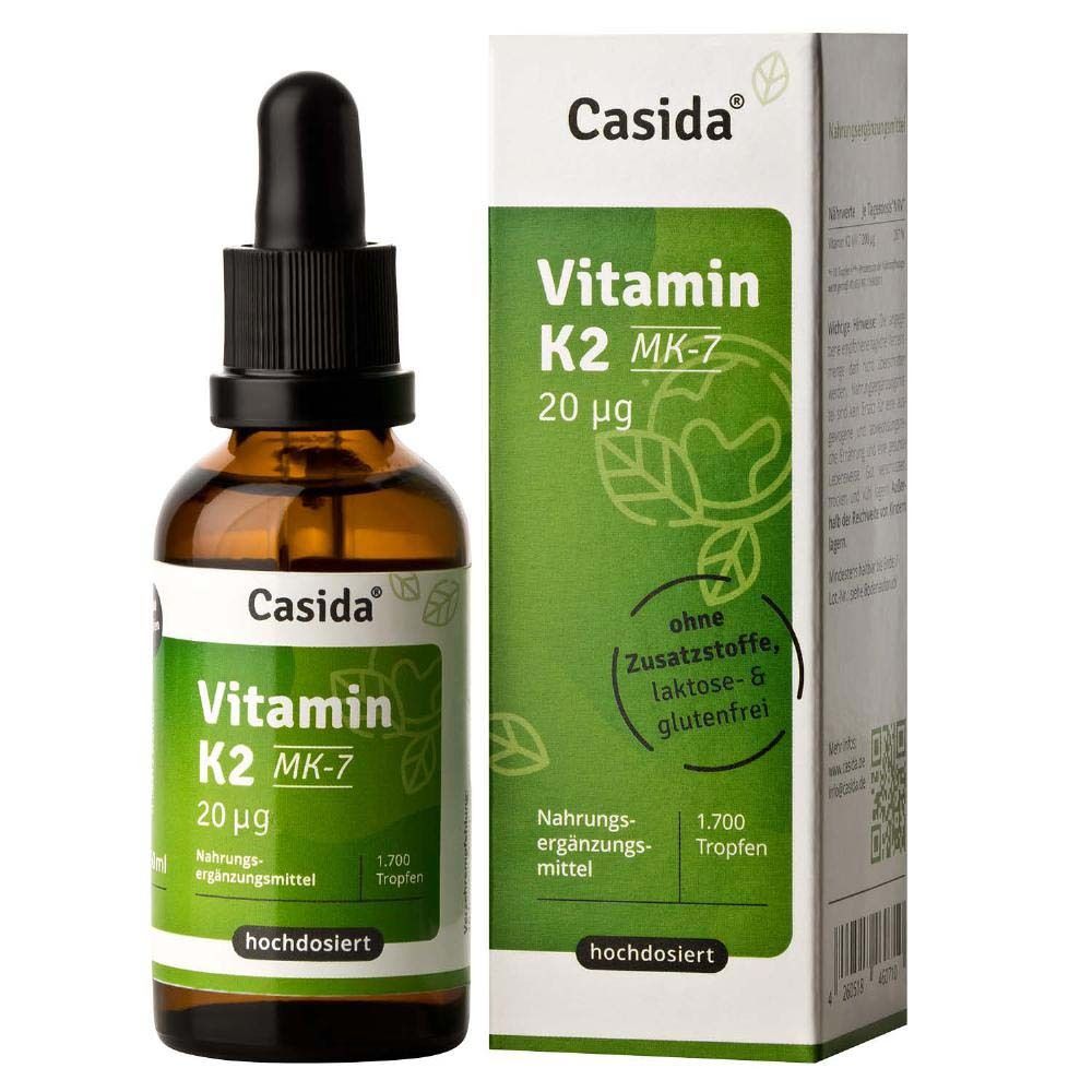 Braunglasflasche mit Tropfer und Karton. Aufschrift: Casida Vitamin K2 MK-7 20 µg. Ohne Zusatzstoffe, laktose- & glutenfrei.