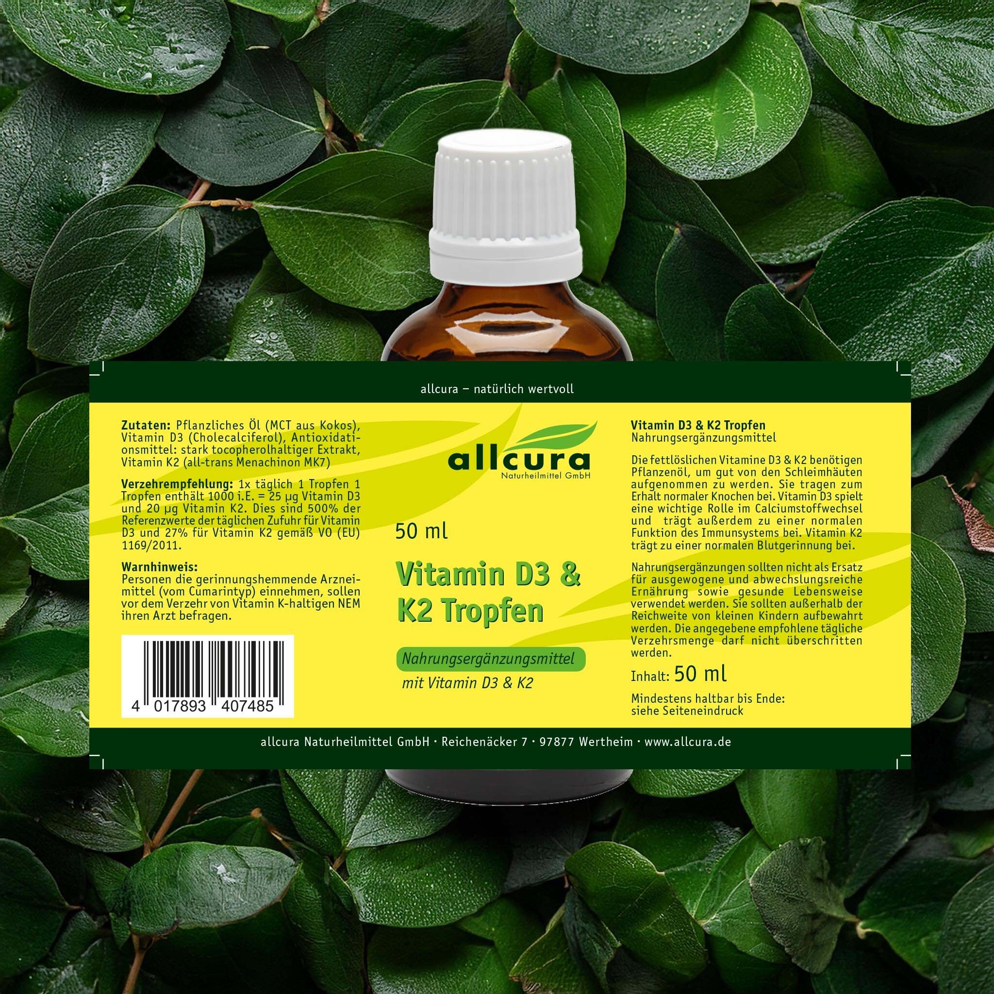 Produktflasche vor grünem Hintergrund. Etikett mit Inhaltsstoffen, Dosierung, Warnhinweisen und Mindesthaltbarkeit.