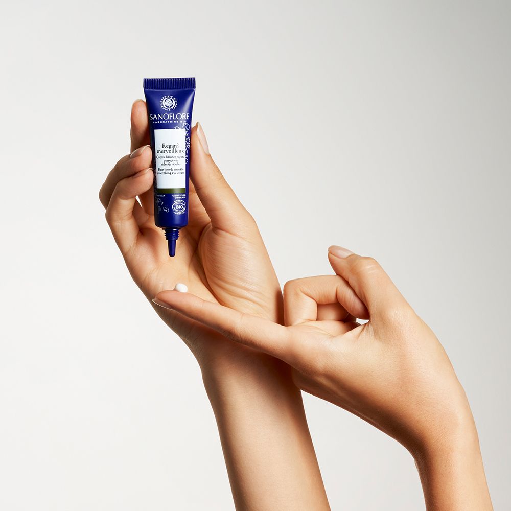 Hände halten eine Tube Augencreme. Text: Sanoflore, Regard merveilleux.