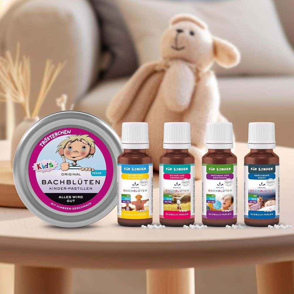 Verschiedene Produkte auf einem Tisch. Dose mit Text: Trösterchen. Flaschen mit Etiketten: Für Kinder, Bachblüten.