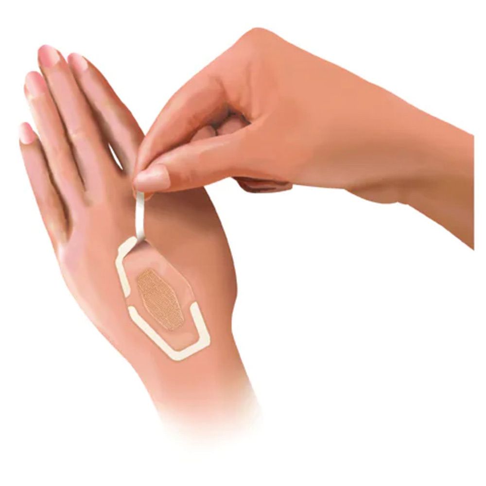 Person klebt Pflaster auf die Hand. Pflaster ist transparent. Person hält Pflaster an der Lasche.