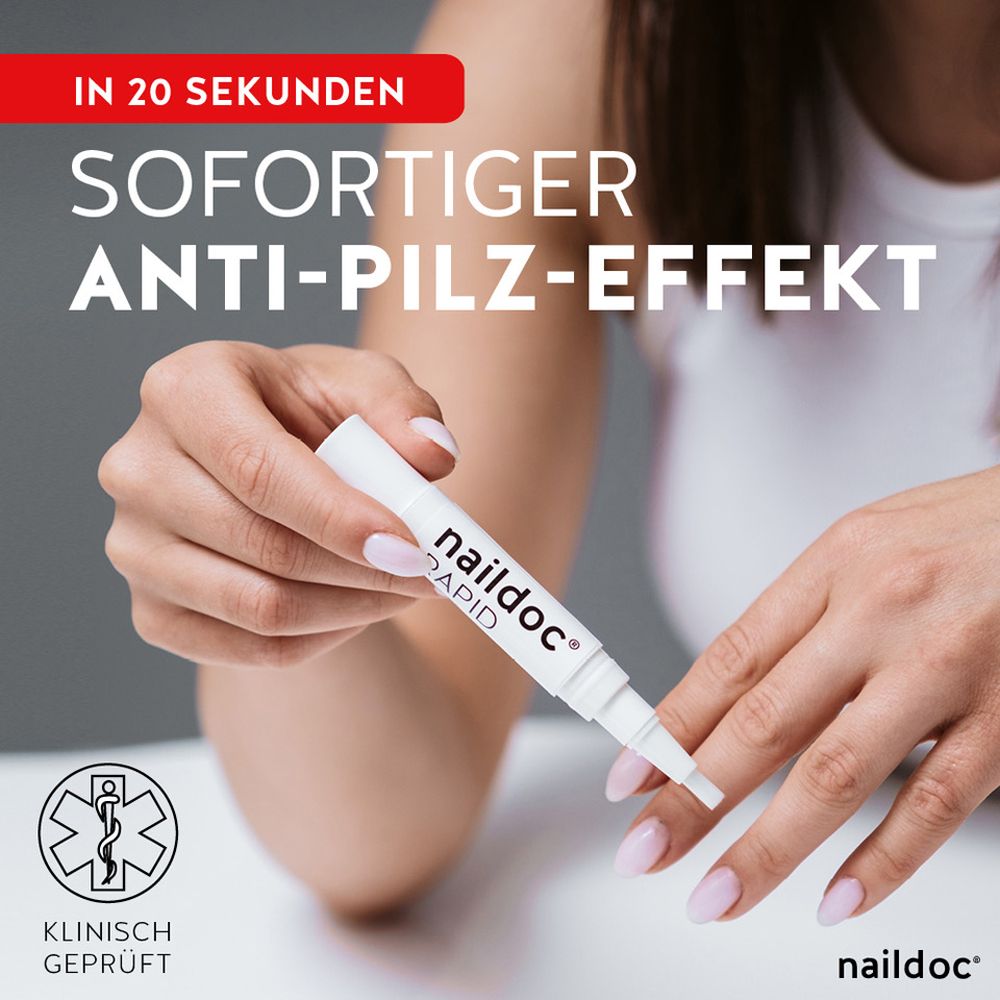 Weiße Stiftspitze, gehalten von einer Hand. Auf dem Stift steht naildoc RAPID. Text: Sofortiger Anti-Pilz-Effekt.