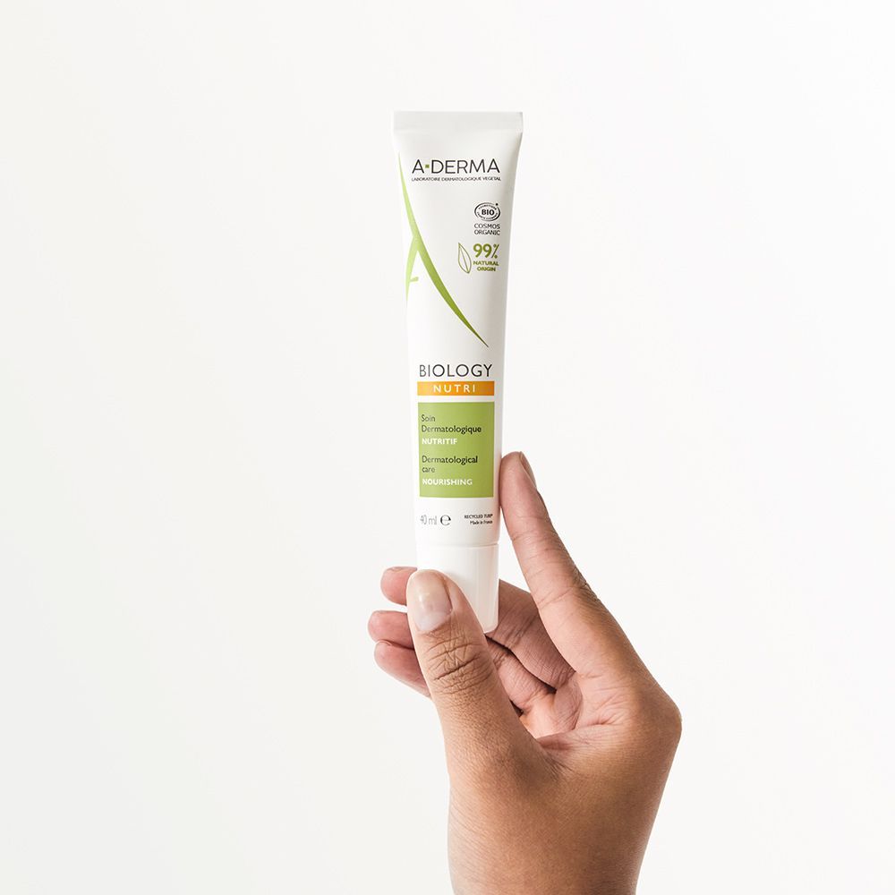 A-Derma Biology Nutri Tube mit 50ml Inhalt, gehalten von einer Hand.